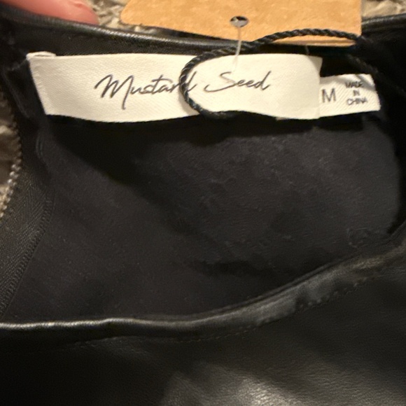 Black sleeveless leather top - Picture 2 of 3